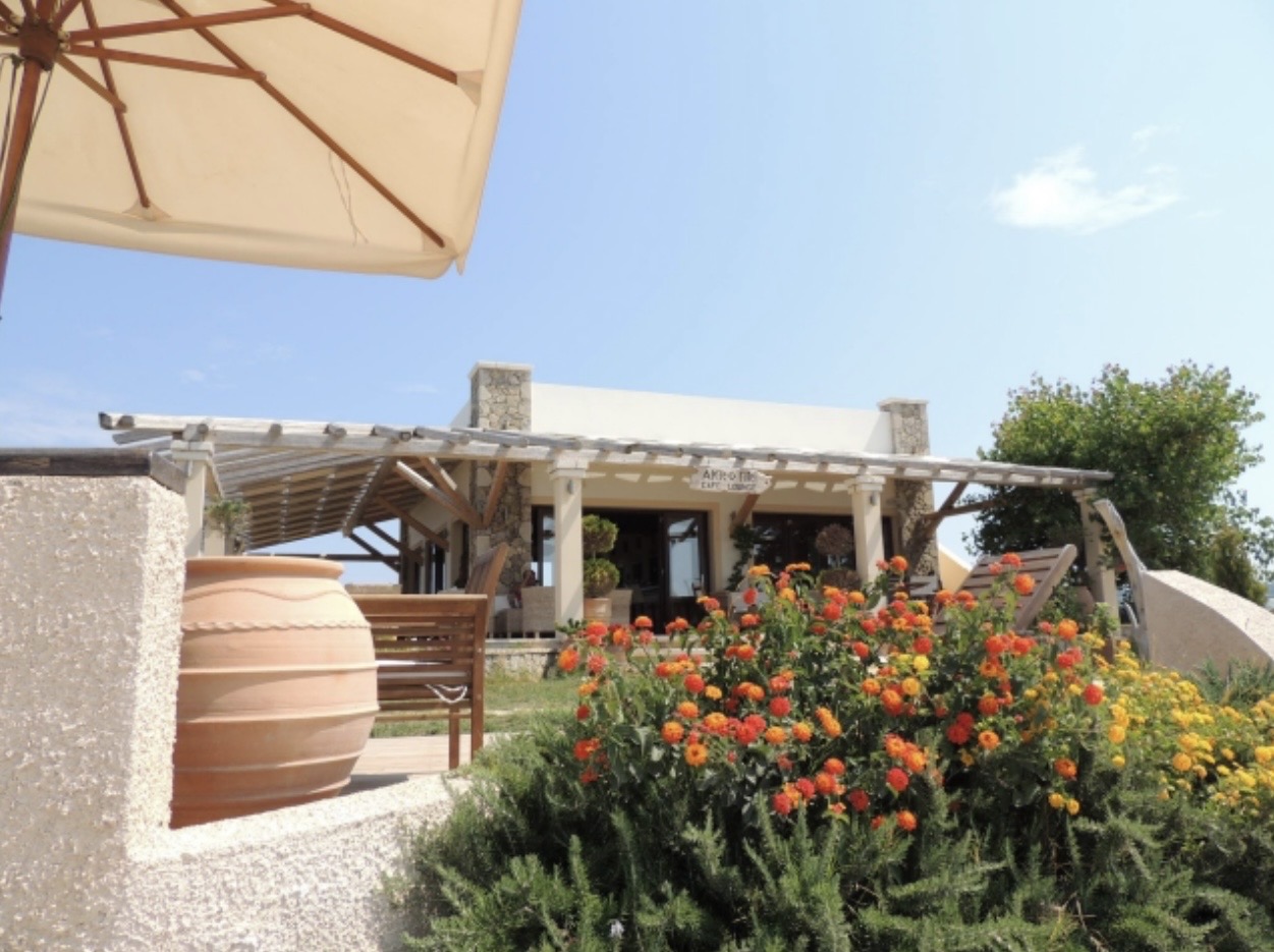 Das Akrotiri mit Terrasse und blühendem Garten