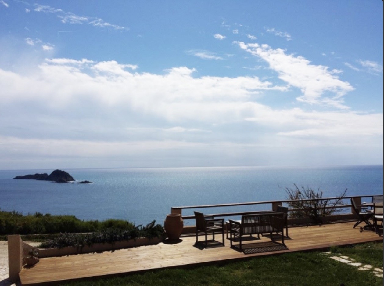 Blick von der Terrasse des Akrotiri über das Meer