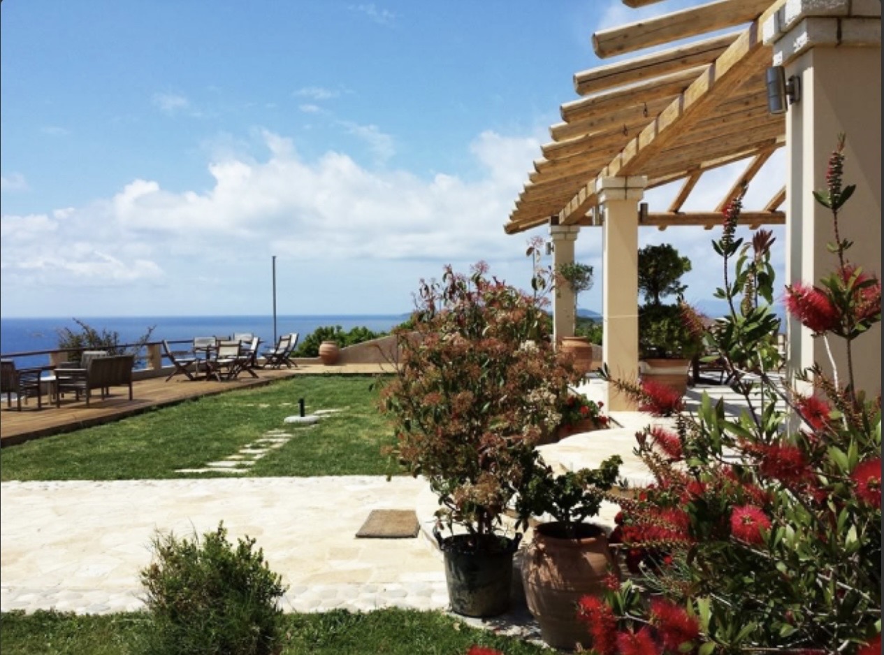 Garten und Terrasse des Akrotiri mit Blick zur Küste