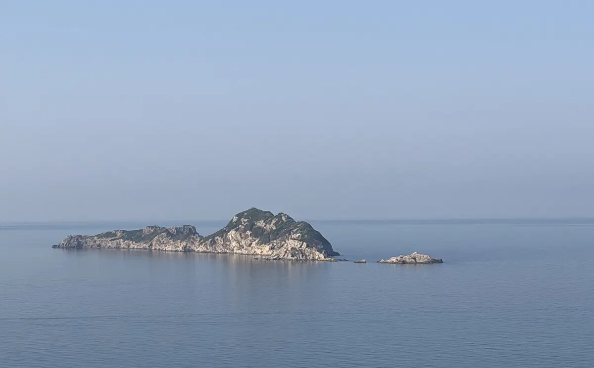 Blick auf eine Insel im Ionischen Meer vor Korfu
