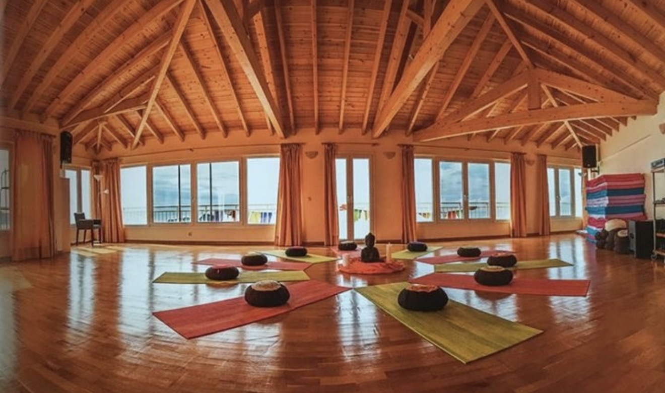 Vorbereiteter Seminarraum mit Meditationsmatten im Ouranos Club auf Korfu