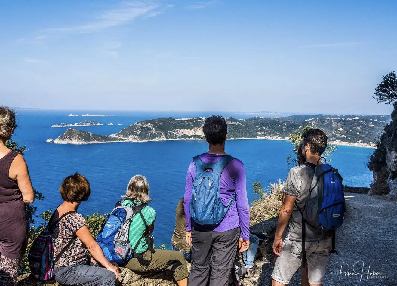 Seminargruppe bei einer Wanderung mit Blick auf das Ionische Meer